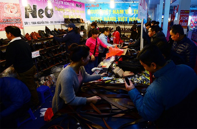 Người dân Thủ đô rộn ràng sắm Tết ảnh 5